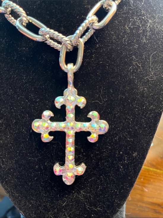 REBEL RAVEN Jewelry - 🌸🎀💕SILVER-TONE Cross Pendant Necklace with Iridescent Crystals🌸🍒🎀